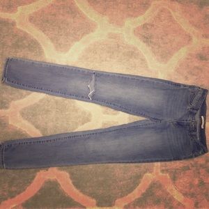 Light wash Levi’s skinny ripped jeans